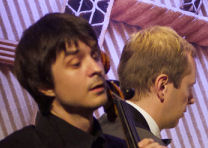 Od lewej: wiolonczelista Bartosz Koziak oraz pianista Radosaw Sobczak