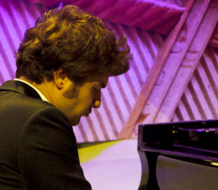 Pianista Lucas Geniusas podczas koncertu Chopin w Aksamicie Nocy