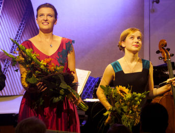 Od lewej: pianistka Ewa Pobocka, piewaczka Ewa Leszczyska oraz wiolonczelistka Maria Leszczyska